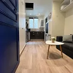 Studio neuf entièrement équipé et bien situé.