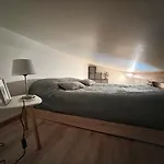 Studio neuf entièrement équipé et bien situé.