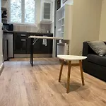 Studio neuf entièrement équipé et bien situé.