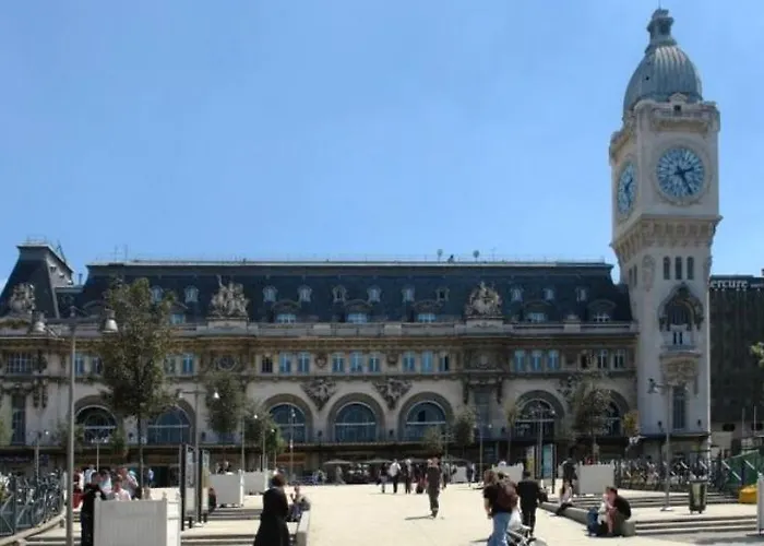 Studio neuf entièrement équipé et bien situé.